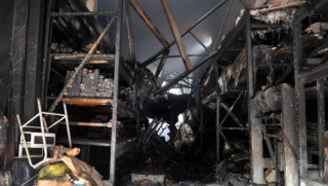 Bomberos controlaron el incendio en un depósito en Ramos Mejía
