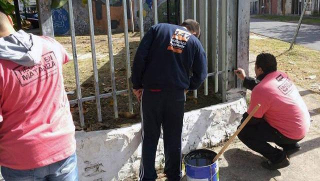 Jóvenes solidarios, vecinos de La Matanza, estuvieron colaborando en las refacciones de la Escuela N° 5