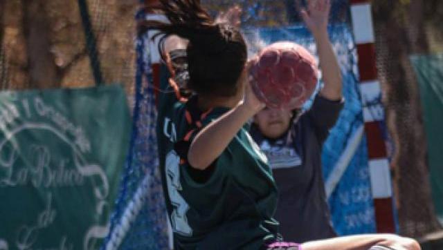 Las chicas de handball de la UNLaM festejaron ante Dickens