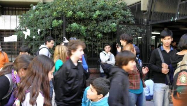 Educación sin Inversión: en el Dorrego debieron suspender las clases tras desbordes de agua con materia fecal y orina