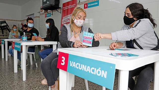 Fernando Espinoza: “Estamos preparando las escuelas para el   operativo de vacunación más grande de la historia”