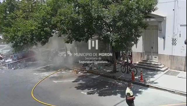 Sofocan incendio de un kiosco frente al Palacio Municipal