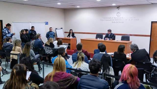 Estudiantes de la Universidad de Asunción presenciaron una audiencia de debate oral en la UNLaM