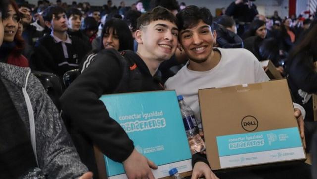 La Matanza: entrega de 1000 notebooks a estudiantes