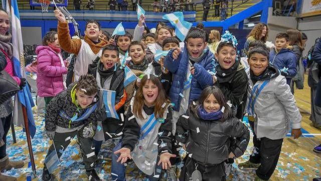 Orgullo celeste y blanco: alumnos de Ituzaingó juraron lealtad a la Bandera